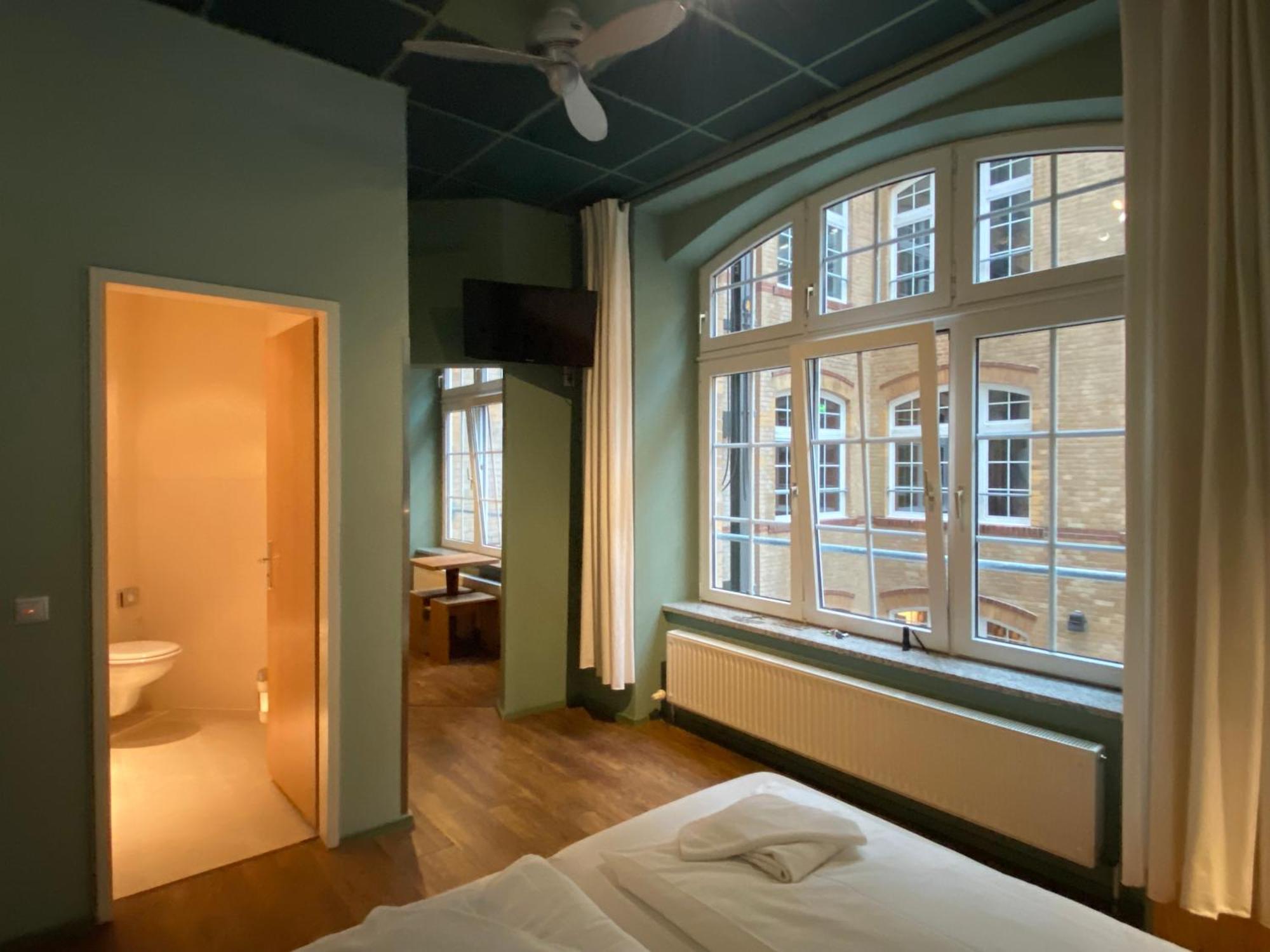 Albergue Singer109 Hostel, &