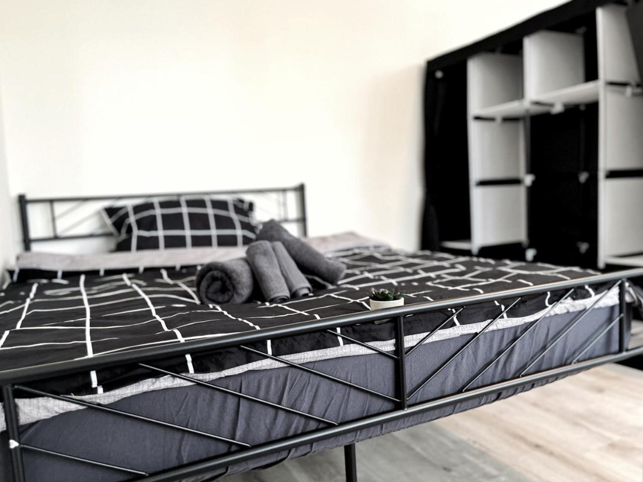 Aparments I Spaceous In Ber-reinickendorf, 1 Min. To Metro Station Apartment Berlin