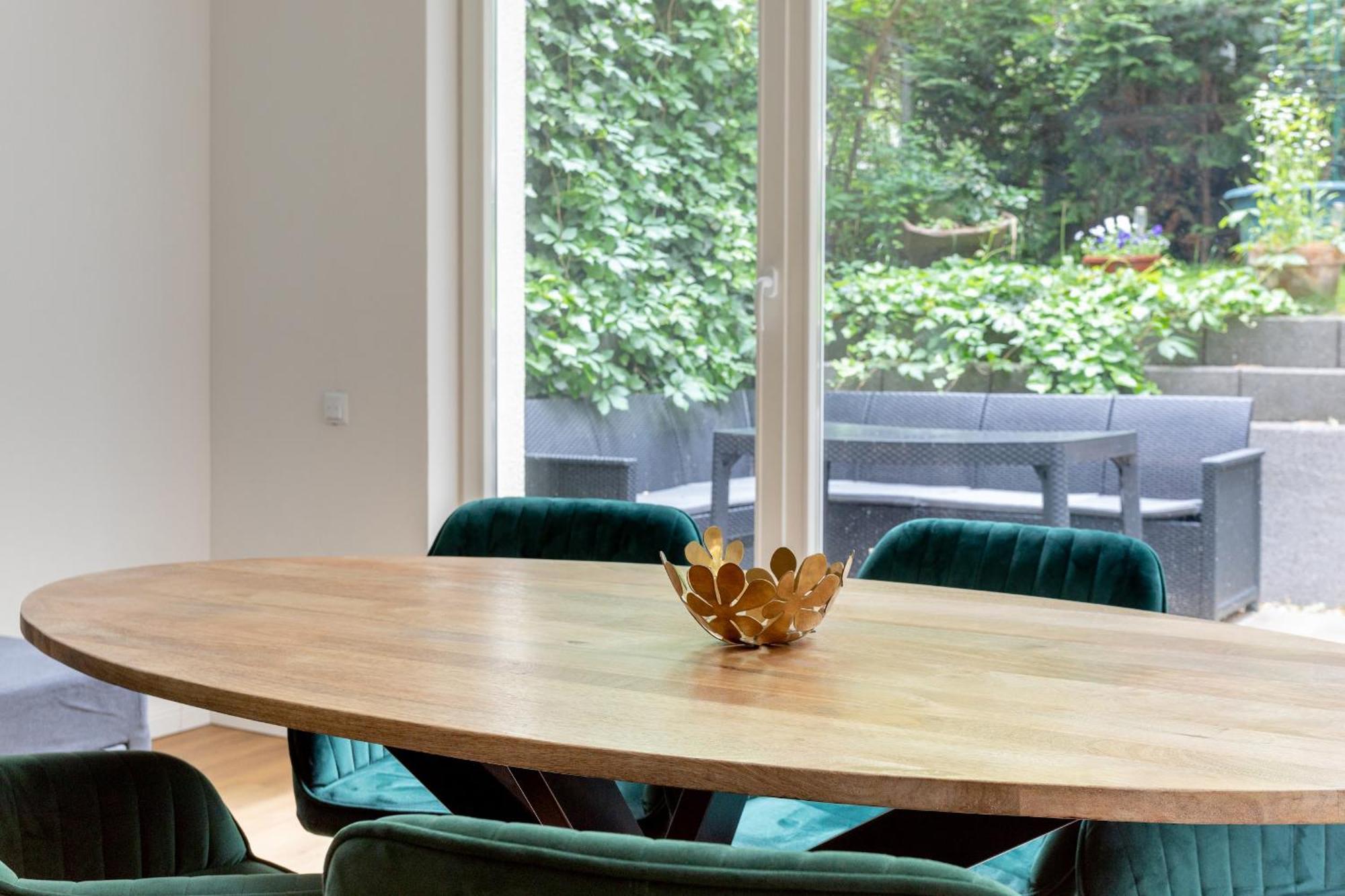 Global Living - Design I I Beamer I Kitchen I Terrace I Apartment Berlin