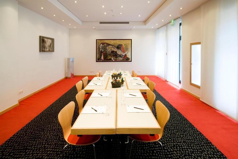 Radisson Red Kudamm 4*