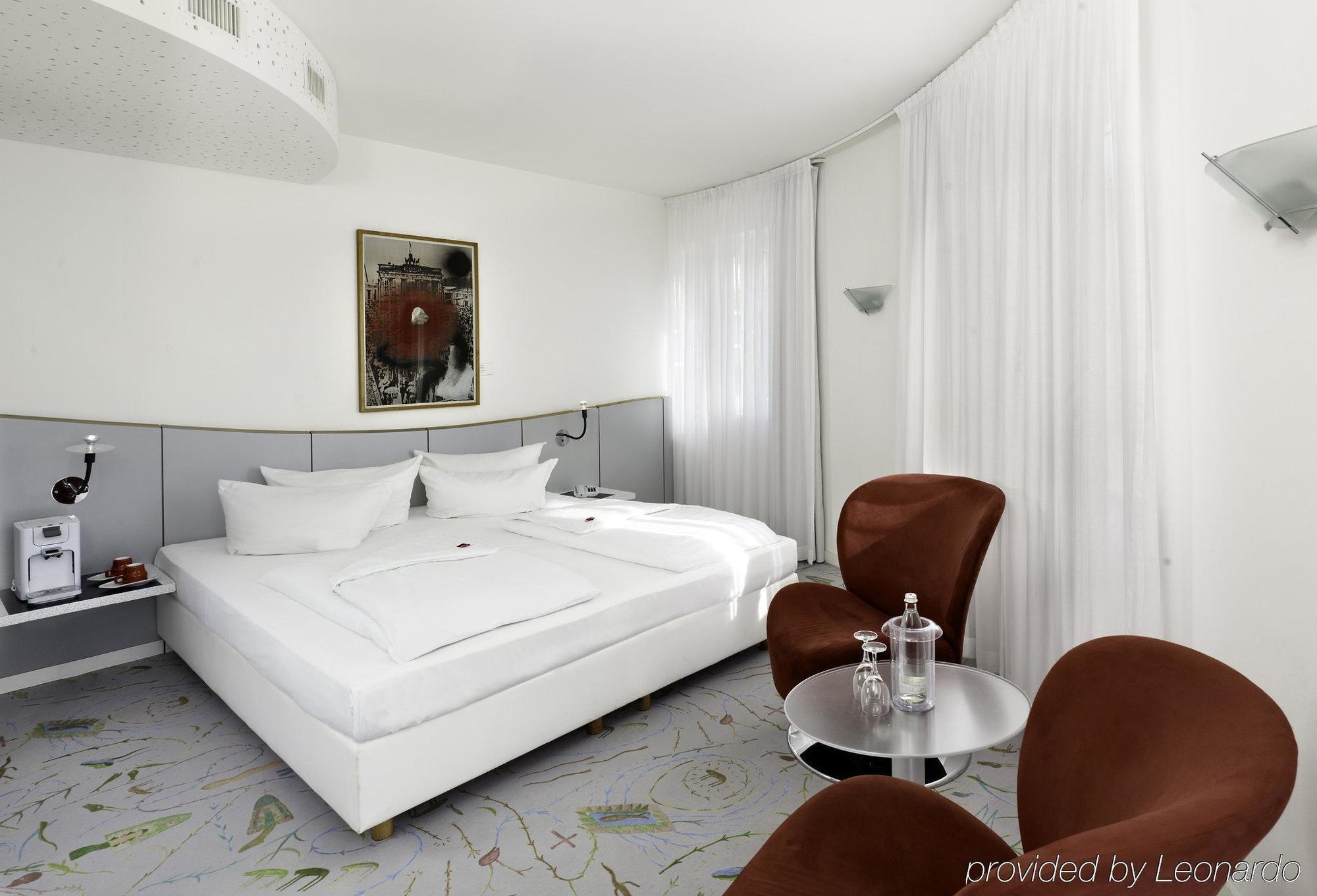 Radisson Red Kudamm Hotel 4*