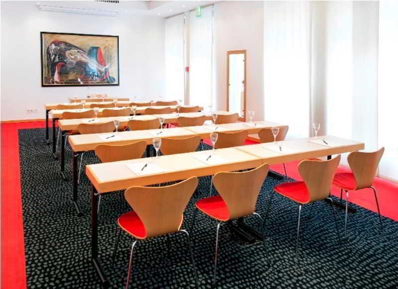 Radisson Red Kudamm 4*