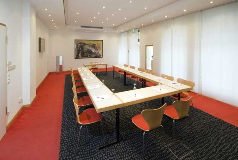 Radisson Red Kudamm 4*