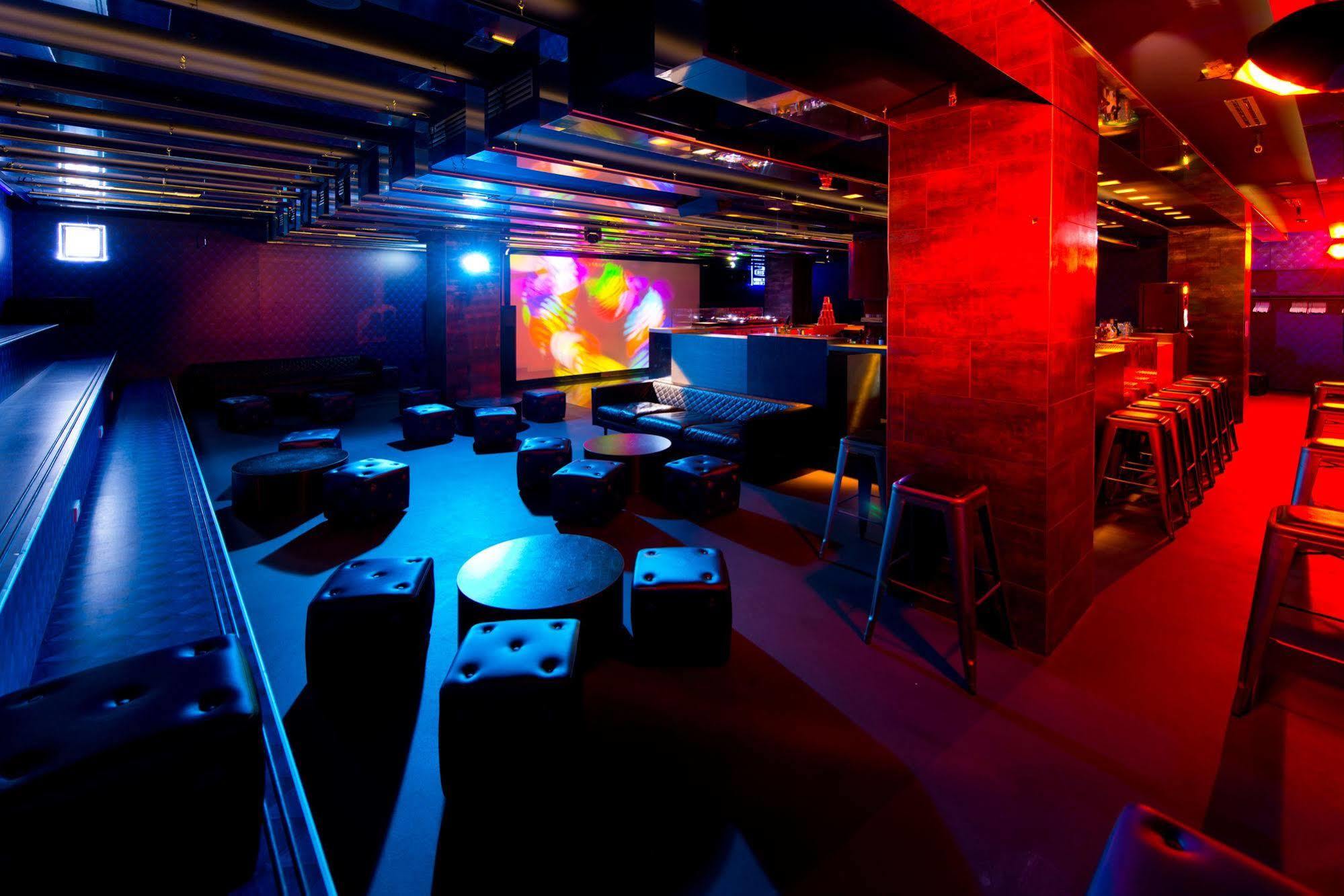 Hostel One80°