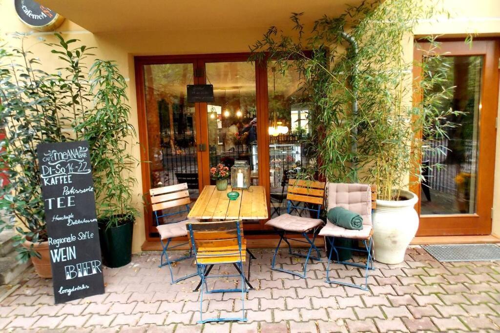 Beautiful Backyard Remise Apartment *